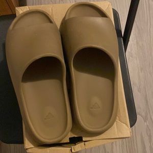 Size 11 earth brown yeezy slides